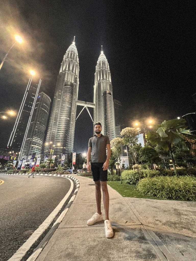 Xavier bij de Petronas Towers in Kuala Lumpur