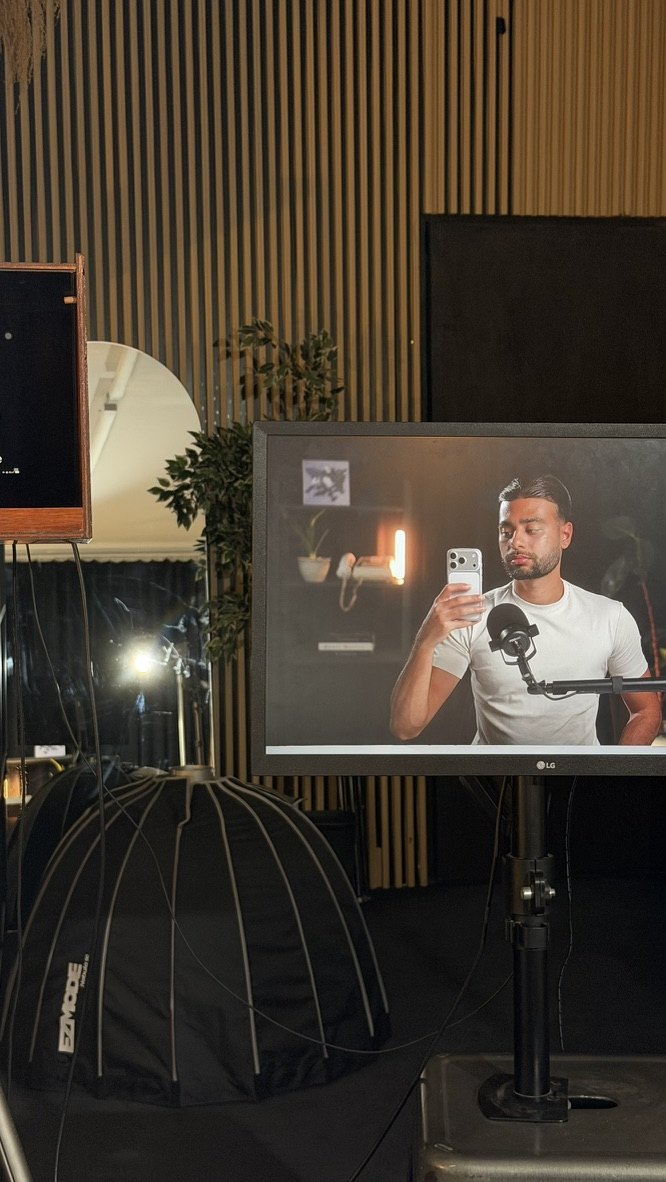 Xavier neemt content op in de studio